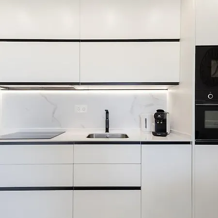 Newly Renovated And 100 Metres From Beach Rdr396 Apartment