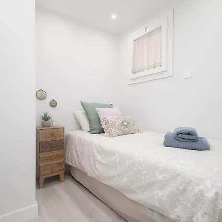Newly Renovated And 100 Metres From Beach Rdr396 Apartment *