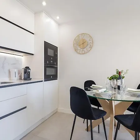Newly Renovated And 100 Metres From Beach Rdr396 Apartment *